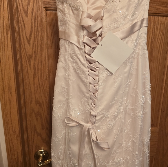 Wedding dress - Picture 9 of 16